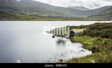 Il Boathouse sul Lough Acoose lago in Glencar sotto il Macgillycuddy Reeks di montagne dell'Irlanda Contea di Kerry. Foto Stock