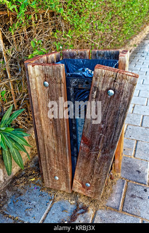 Cestino con un legno curvato plank e una scatola di ferro si può vedere un po' del cestino interno può il legno ha chiodi su di esso Foto Stock