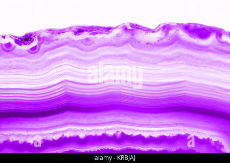 Sfondo astratto, ultra violet pruple minerale di agata sezione trasversale isolata su sfondo bianco Foto Stock