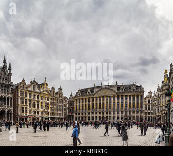 Editoriale: 16 Aprile 2017: Bruxelles, Belgio. Alta risoluzione panoramica vista strada. Pedone alla Grand Place. L'Europa. Foto Stock