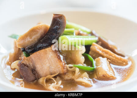 Pesce fritto a base di noodle Foto Stock