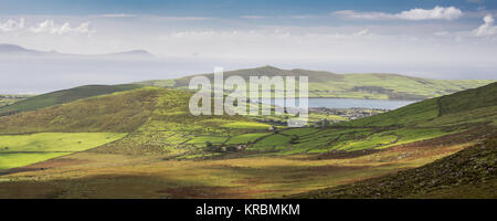 Dingle abitato e porto incastonato tra le colline e le montagne della penisola di Dingle, visto dal Conor Pass in Irlanda la Contea di Kerry. Foto Stock