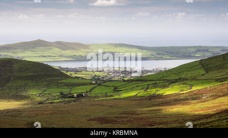 Dingle abitato e porto incastonato tra le colline e le montagne della penisola di Dingle, visto dal Conor Pass in Irlanda la Contea di Kerry. Foto Stock