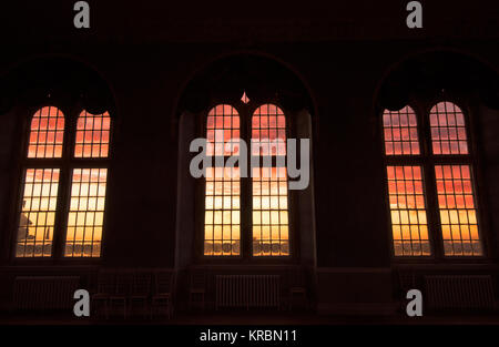 Sunrise attraverso le finestre della prospettiva camera presso la sommità della Wollaton Hall di Nottingham, Nottinghamshire REGNO UNITO Inghilterra Foto Stock