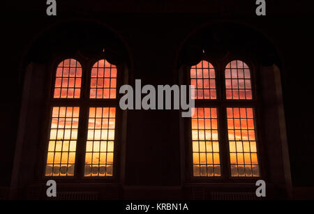 Sunrise attraverso le finestre della prospettiva camera presso la sommità della Wollaton Hall di Nottingham, Nottinghamshire REGNO UNITO Inghilterra Foto Stock