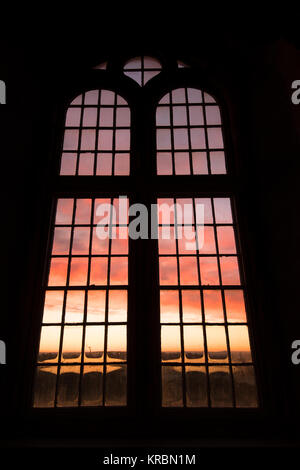 Sunrise attraverso le finestre della prospettiva camera presso la sommità della Wollaton Hall di Nottingham, Nottinghamshire REGNO UNITO Inghilterra Foto Stock