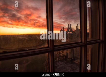 Sunrise attraverso le finestre della prospettiva camera presso la sommità della Wollaton Hall di Nottingham, Nottinghamshire REGNO UNITO Inghilterra Foto Stock