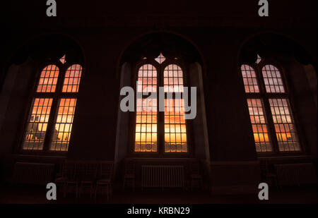 Sunrise attraverso le finestre della prospettiva camera presso la sommità della Wollaton Hall di Nottingham, Nottinghamshire REGNO UNITO Inghilterra Foto Stock