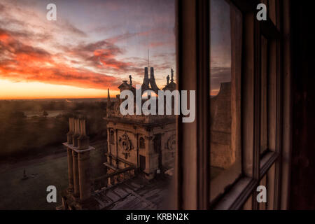 Sunrise attraverso le finestre della prospettiva camera presso la sommità della Wollaton Hall di Nottingham, Nottinghamshire REGNO UNITO Inghilterra Foto Stock