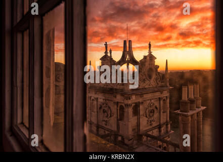 Sunrise attraverso le finestre della prospettiva camera presso la sommità della Wollaton Hall di Nottingham, Nottinghamshire REGNO UNITO Inghilterra Foto Stock