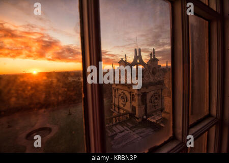 Sunrise attraverso le finestre della prospettiva camera presso la sommità della Wollaton Hall di Nottingham, Nottinghamshire REGNO UNITO Inghilterra Foto Stock