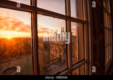 Sunrise attraverso le finestre della prospettiva camera presso la sommità della Wollaton Hall di Nottingham, Nottinghamshire REGNO UNITO Inghilterra Foto Stock