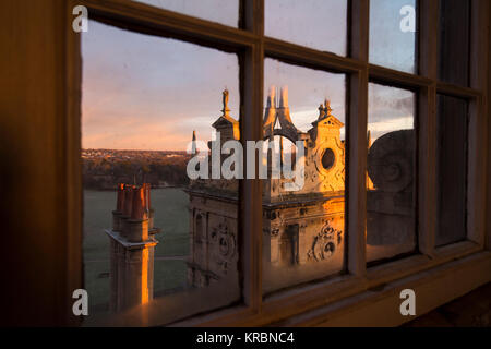 Inverno mattina la luce attraverso le grandi finestre della prospettiva camera presso la sommità della Wollaton Hall di Nottingham, Nottinghamshire REGNO UNITO Inghilterra Foto Stock