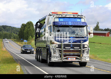 ALAHARMA, Finlandia - 12 agosto 2016: Personalizzato VOLVO FM carrello vuoto il blues di Sjobloms Tankservice Kb con accessori cromati e aerografo painti Foto Stock