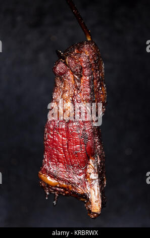 Fumatori collo di maiale in home smokehouse Foto Stock