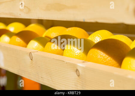 Arance fresche in una scatola di legno Foto Stock