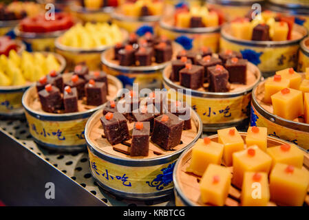 Deserti speciale in un cibo cinese sul mercato. Foto Stock