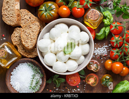 La cucina italiana ingridients e mozzarella Foto Stock