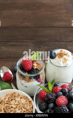 Bacche, fiocchi e fresco lo yogurt greco Foto Stock