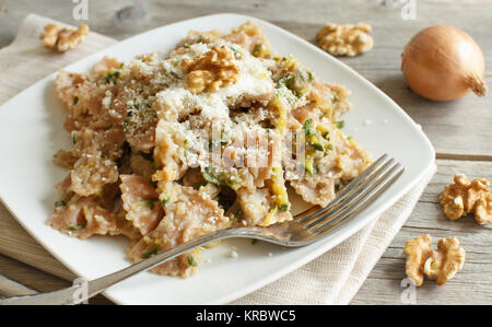 Pasta integrali con crema di topinambur, noci e zucchine Foto Stock