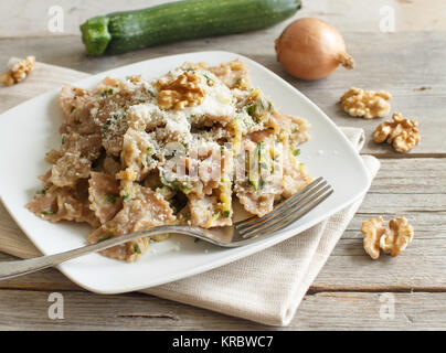 Pasta integrali con crema di topinambur, noci e zucchine Foto Stock