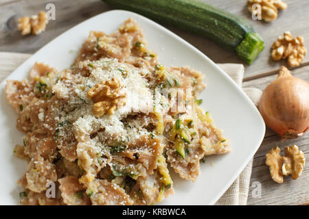 Pasta integrali con crema di topinambur, noci e zucchine Foto Stock