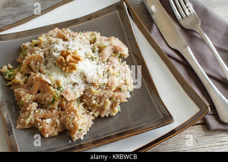 Pasta integrali con crema di topinambur, noci e zucchine Foto Stock