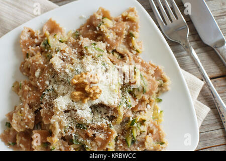 Pasta integrali con crema di topinambur, noci e zucchine Foto Stock