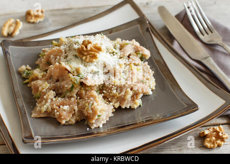 Pasta integrali con crema di topinambur, noci e zucchine Foto Stock