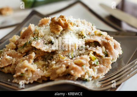 Pasta integrali con crema di topinambur, noci e zucchine Foto Stock