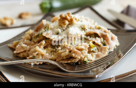 Pasta integrali con crema di topinambur, noci e zucchine Foto Stock