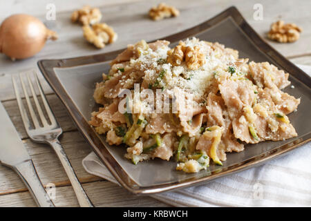 Pasta integrali con crema di topinambur, noci e zucchine Foto Stock