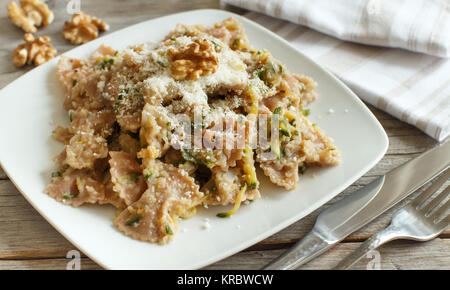 Pasta integrali con crema di topinambur, noci e zucchine Foto Stock