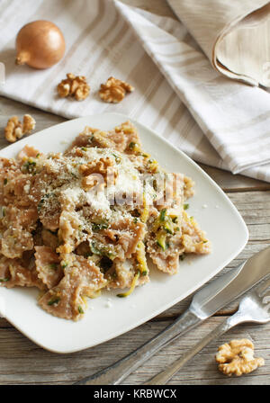 Pasta integrali con crema di topinambur, noci e zucchine Foto Stock