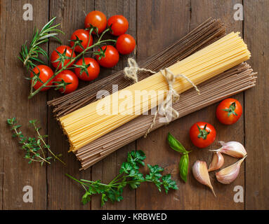 Tre tipi di spaghetti, i pomodori e le erbe Foto Stock