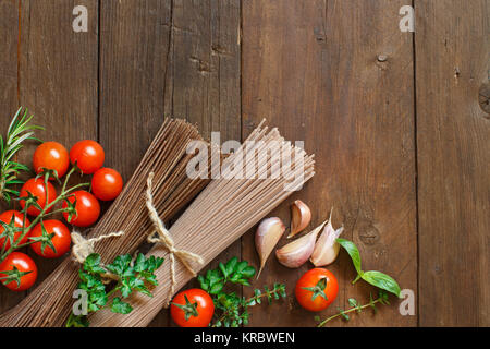 Tre tipi di spaghetti, i pomodori e le erbe Foto Stock