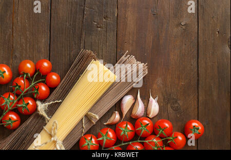 Tre tipi di spaghetti, pomodoro e aglio Foto Stock