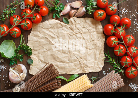 Tre tipi di spaghetti, i pomodori e le erbe Foto Stock