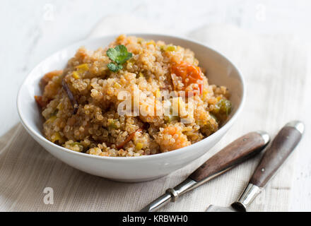 Cuocere la quinoa con verdure e gamberi Foto Stock