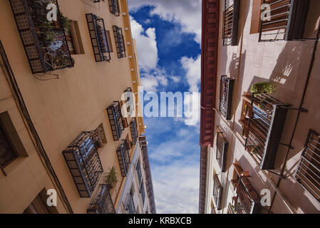 Edifici residenziali su una strada stretta a Madrid, Spagna. Foto Stock