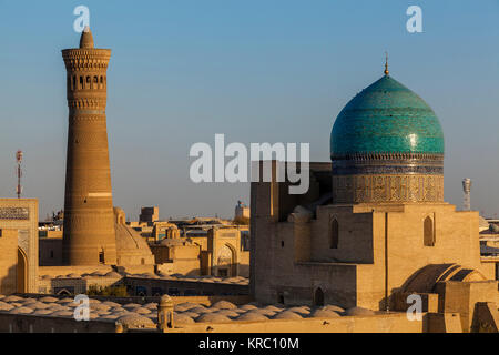 Lo skyline del centro storico di Bukhara, Uzbekistan Foto Stock