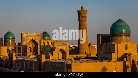 Lo skyline del centro storico di Bukhara, Uzbekistan Foto Stock