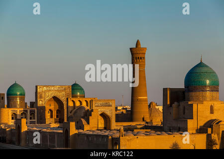 Lo skyline del centro storico di Bukhara, Uzbekistan Foto Stock