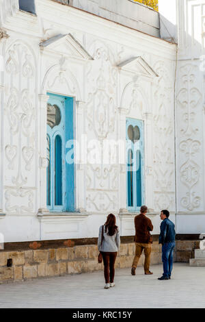 Un Tour con guida che parla ai turisti in corrispondenza dell'emiro del Palazzo Estivo, Bukhara, Uzbekistan Foto Stock