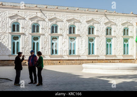 Un Tour con guida che parla ai turisti in corrispondenza dell'emiro del Palazzo Estivo, Bukhara, Uzbekistan Foto Stock