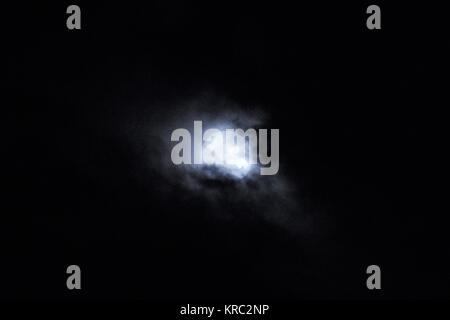 Luna piena con wispy nuvole Foto Stock