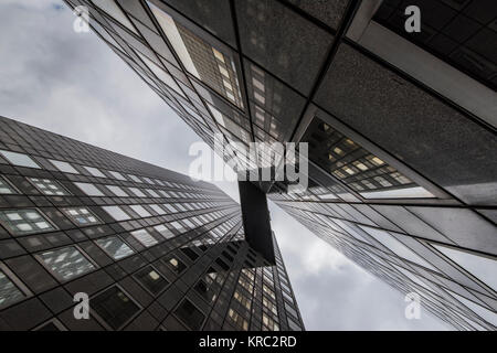 Edificio futuristico con passaggio Foto Stock
