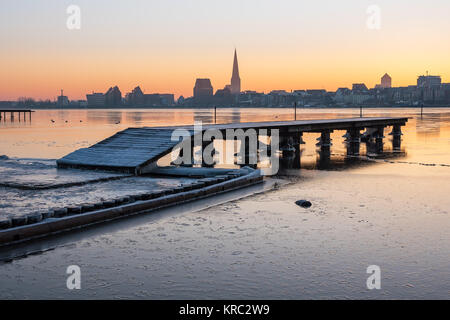 Vista del Warnow a Rostock in inverno Foto Stock