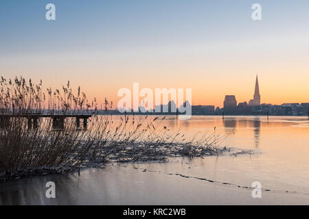 Vista del Warnow a Rostock in inverno Foto Stock