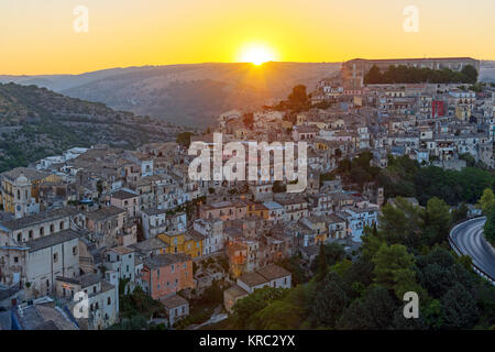 Sunrise nella vecchia città barocca di Ragusa Ibla,sicilia,Italia Foto Stock